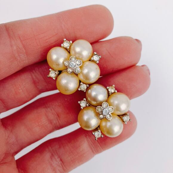 Vintage Signed Marvella Creamy Faux Pearl 50s Mid Century Cluster Clip Earrings - Picture 5 of 7
